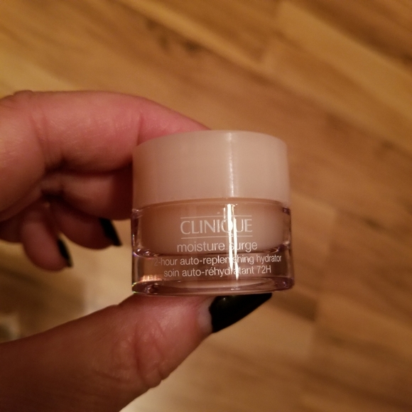 ๐BNIB Clinique Bundle - Picture 2 of 8